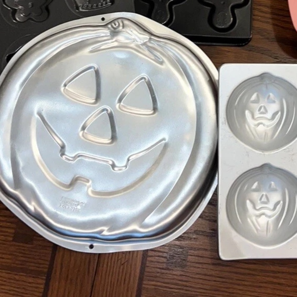 Wilton Pumpkin Cake Pan and Treat Pan set of 2 - Picture 8 of 12